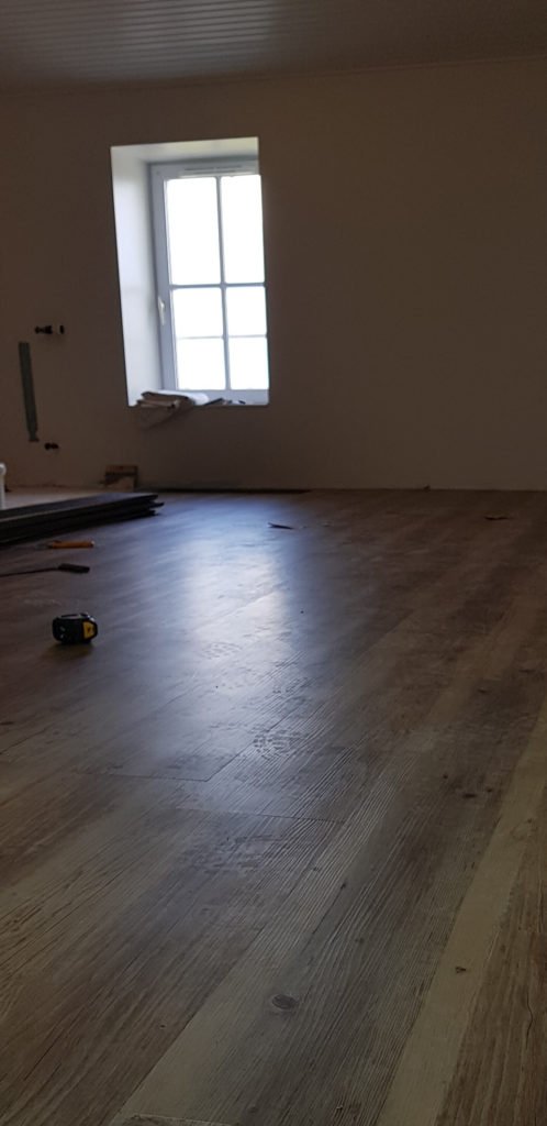 Pose de lames PVC imitation parquet sur ancien linoléum